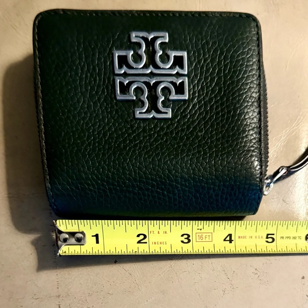 Tory Burch Emerson Wallet. Beautiful deep green pebbled leather. No Flaws. - Picture 7 of 7